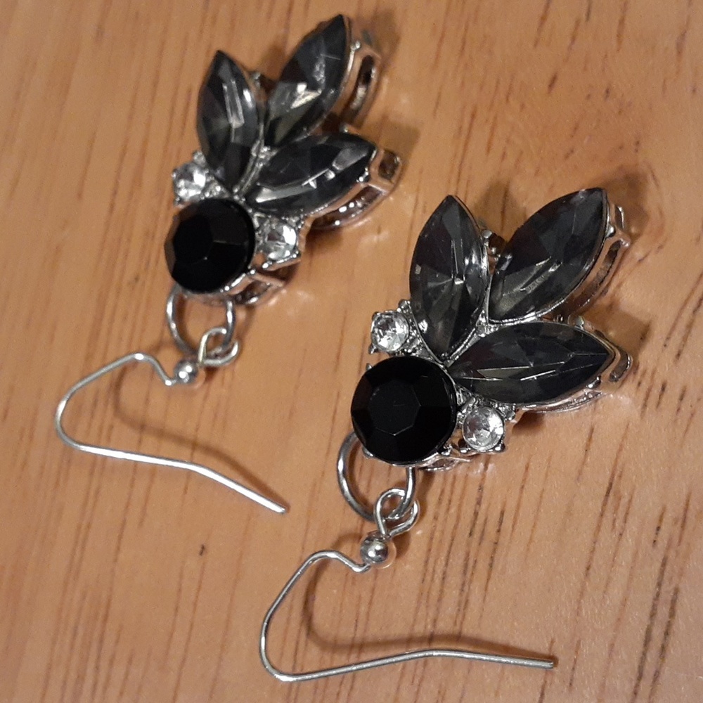 Black & Gray Crystal Pierced Earrings Q127